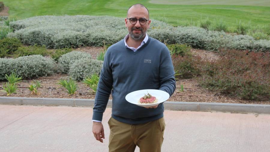 David Marsal, el nou director gastronòmic amb un plat de risotto de presa ibèrica i carxofes. FOTO: Alba Tudó