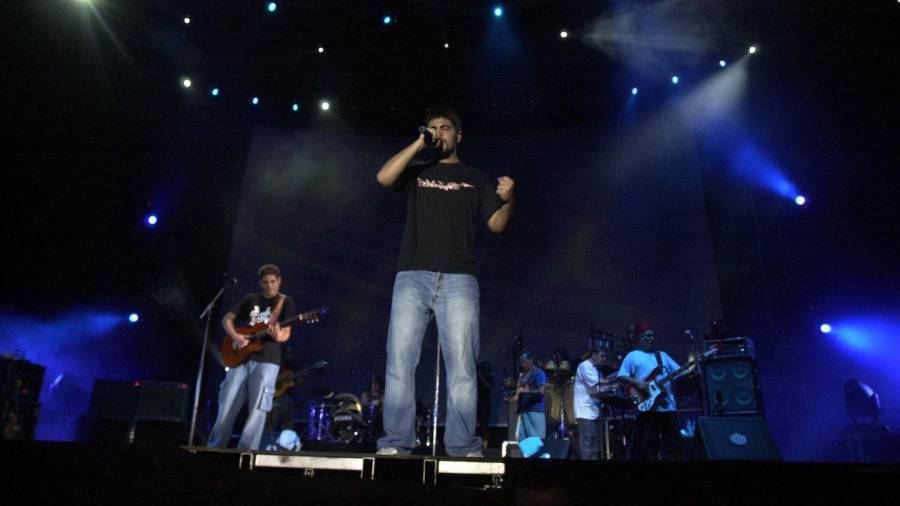 Estopa, durante el concierto que ofreció el dúo en Reus después de que el promotor se fugara con el dinero. Fue en agosto de 2004. Foto: Pere Ferré