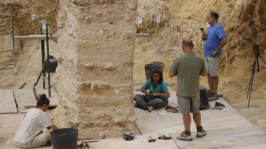 Excavaciones en el Abric Romaní de Capellades. ACN
