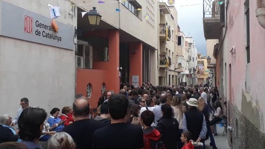 Centenares de vecinos se concentraron en la calle para proteger las urnas.