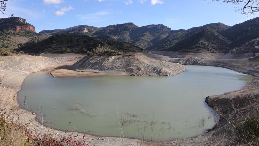 Preocupante imagen del pantano de Siurana tomada este pasado jueves, al 12,3% de su capacidad. FOTO: Alba Mariné