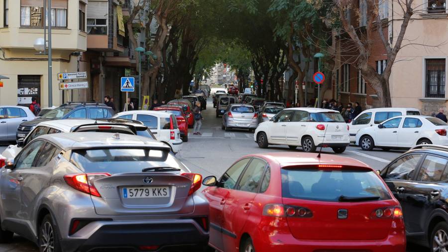 La calle Antoni Rovira i Virgili es una de las vías con más tráfico de Tarragona. FOTO: PERE FERRÉ