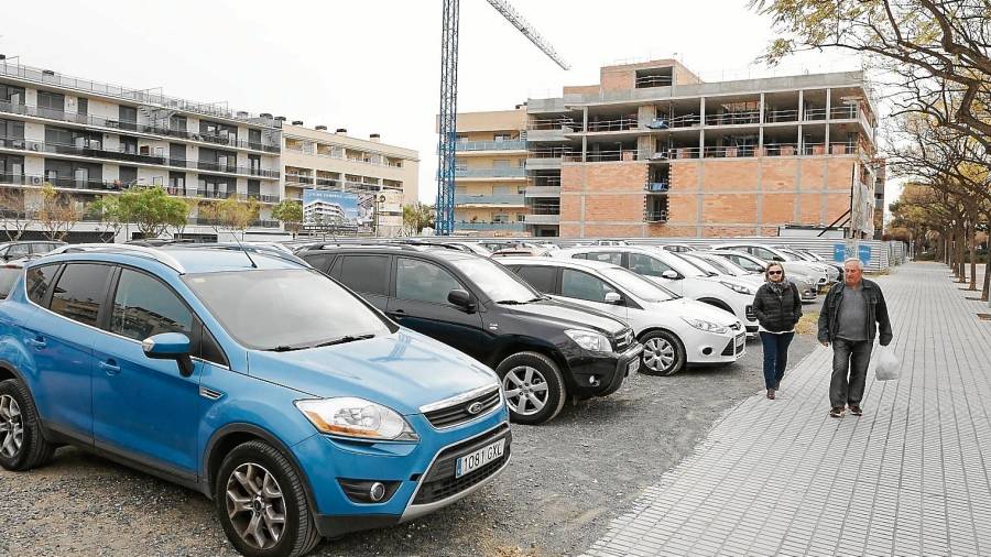 El parking del Xalet d’en Bau ha reducido su capacidad con la construcción de los dos nuevos edificios. FOTO: Alba Mariné