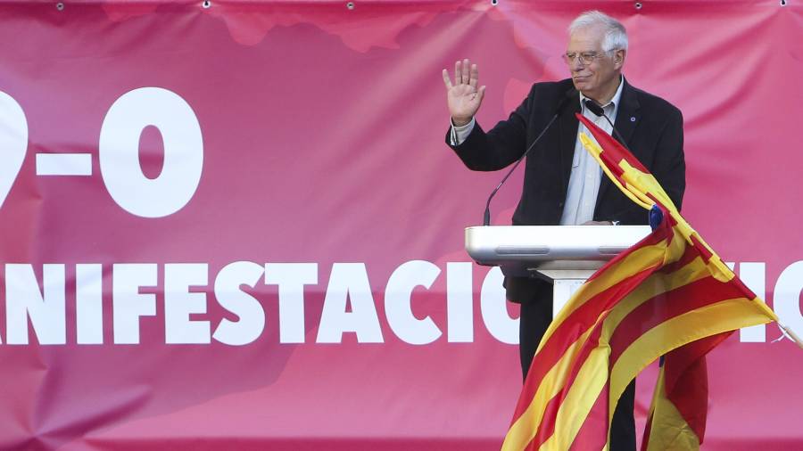 El exministro y expresidente del Parlamento Europeo (PE) Josep Borrell, durante su intervención tras la manifestación convocada hoy por la entidad Societat Civil Catalana. FOTO: EFE