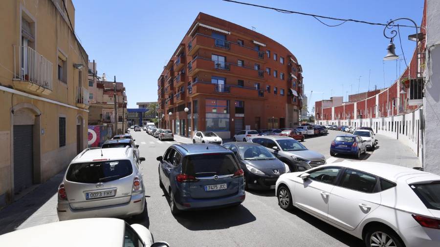 El interior del barrio es zona blanca, pero casi nunca hay aparcamiento. Foto: Pere Ferré