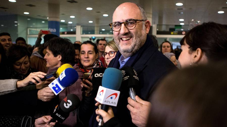 El portavoz de Junts per Catalunya y diputado autonómico electo Eduard Pujol (c) a su llegada al aeropuerto de Barcelona. FOTO: EFE