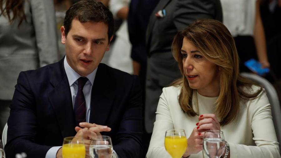 l líder de Ciudadanos, Albert Rivera, junto a la presidenta de la Junta de Andalucía, Susana Díaz, durante el desayuno informativo del Fórum Europa. FOTO: EFE