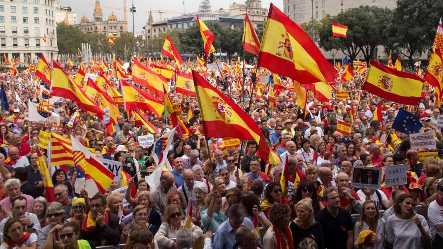 Miles de personas han participado hoy en el centro de Barcelona en una manifestación por la unidad de España con motivo del 12 de octubre