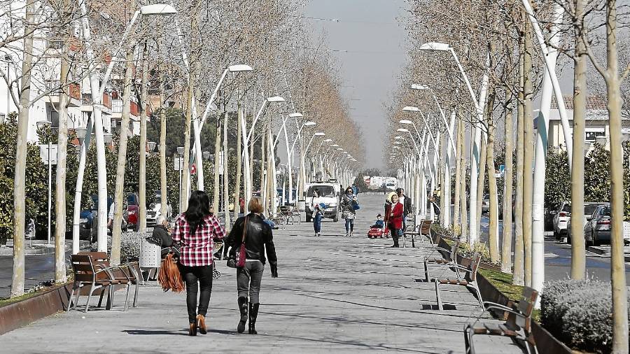 La rambla abarca un km. Cuenta con un paseo central y carril bici a ambos lados. FOTO: Pere Ferré