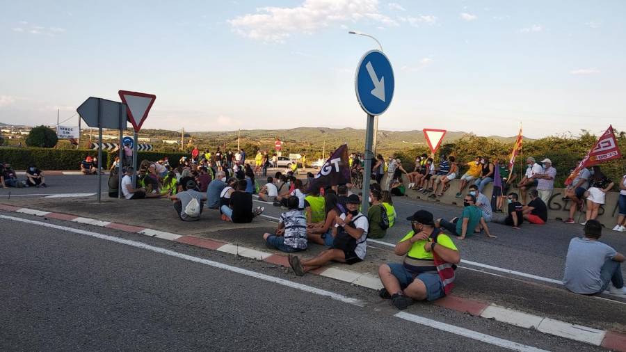 Moment de la sentada dels manifestants. Foto: Alfredo Gonz&aacute;lez