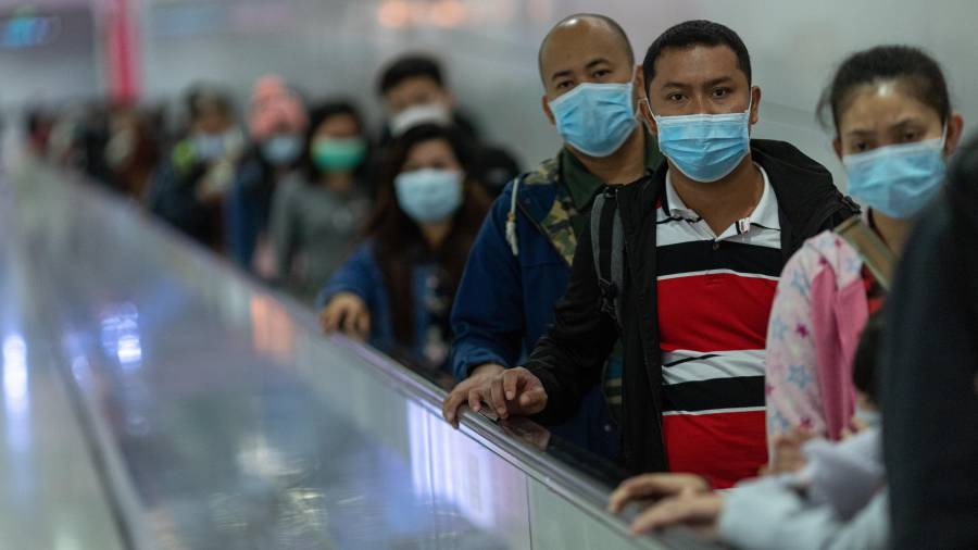 Viajeros de un tren en Hong Kong, con máscaras para evitar el contagio del coronavirus de Wuhan, ayer.  FOTO: JEROME FAVRE/EFE