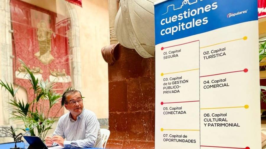 El portavoz del PP, José Luis Martín, ayer, durante su comparecencia pública. FOTO: Cedida