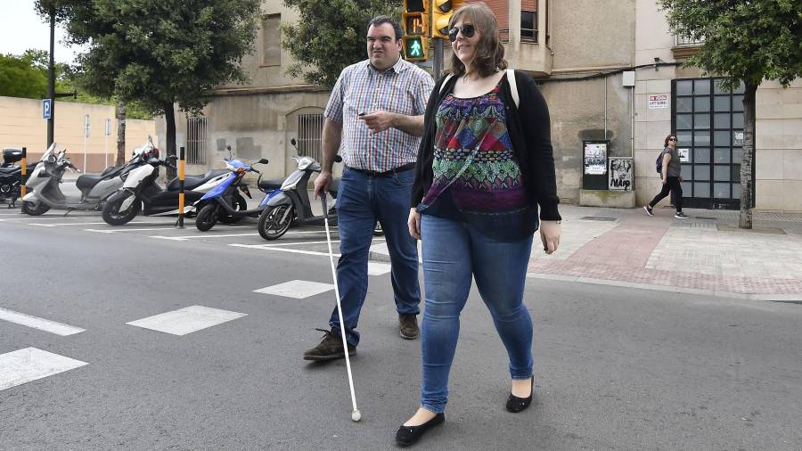 Arantxa Vallespí cruza el paso de peatones con semáforo acústico del paseo Mata. FOTO: alfredo gonzález
