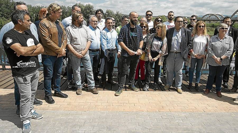 Els alcaldes es van reunir ahir al migdia a la vora del riu Ebre a la capital de la Ribera, Móra d’Ebre