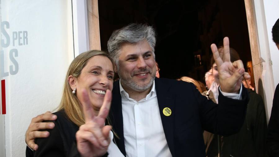 Imatge de Dolors Farré la futura alcaldessa a Valls amb el seu predecessor Albert Batet a la seu de Junts per Valls. FOTO: Alba Tudó