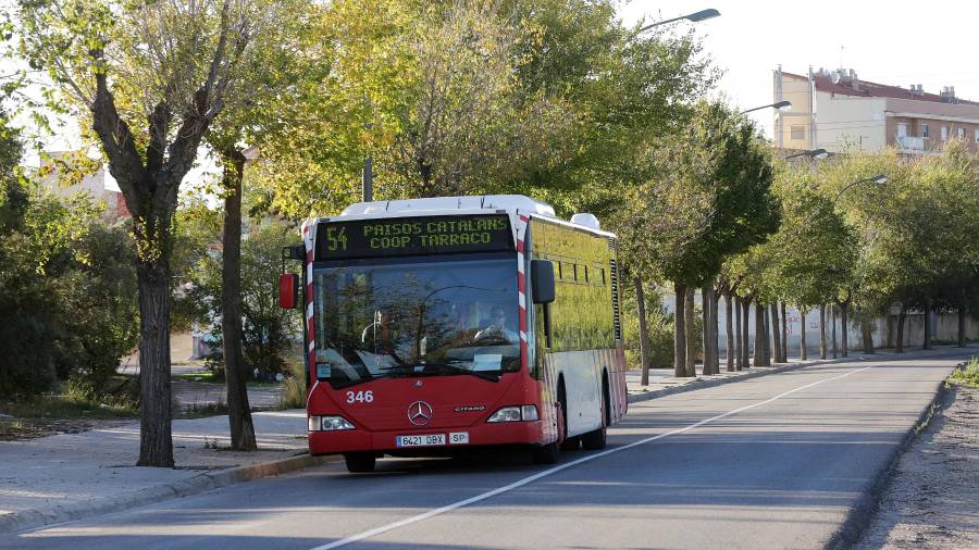 El altercado se produjo en un autobús cuando circulaba por el vial que une Bonavista y Campclar. FOTO: lluís milián