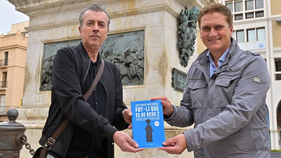 Jordi Romero i Josep Baiges amb el seu darrer llibre. FOTO: Alfredo González