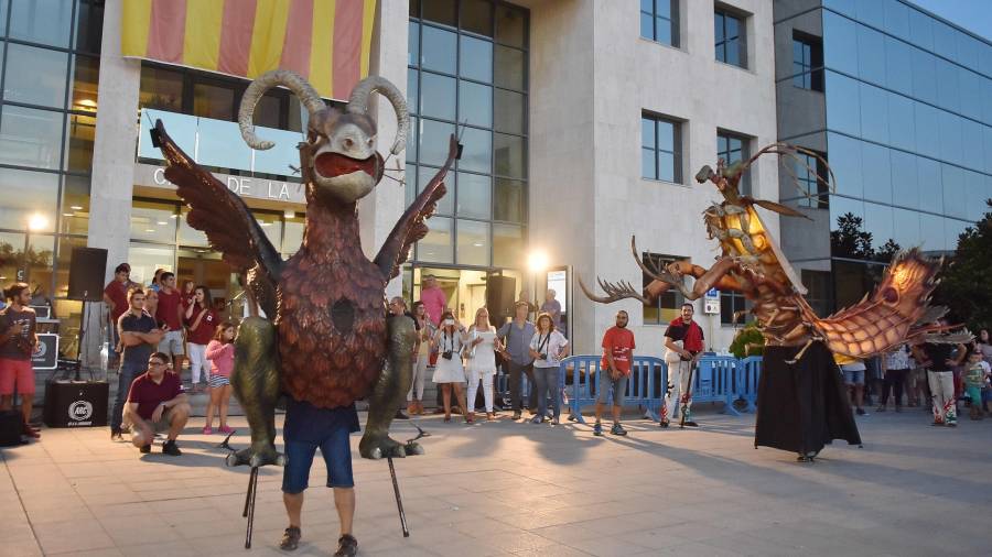 La Farnaca i la Galera ballen a la plaça de l’Ajuntament en una edició del pregó festiu. FOTO: DT