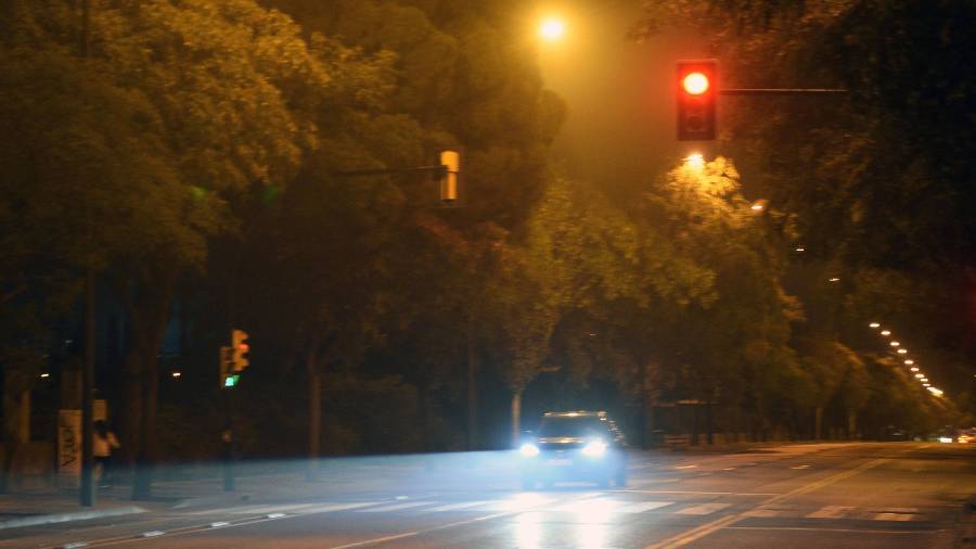 Un coche atraviesa la nube pestilente en plena noche Foto: F.G.