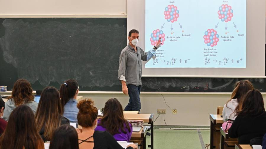 Un profesor impartiendo clase en la Facultat de Medicina de Reus. FOTO: A.G.