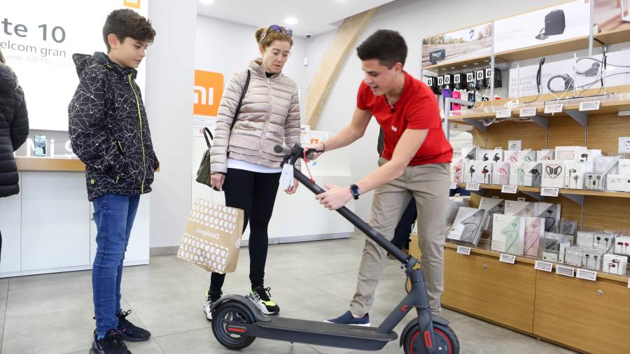 Marc Clar&eacute;s, de la tienda de Xiaomi de Reus, mostrando un patinete el&eacute;ctrico. Recuerda que se debe tener sentido com&uacute;n. FOTO: Alba Marin&eacute;