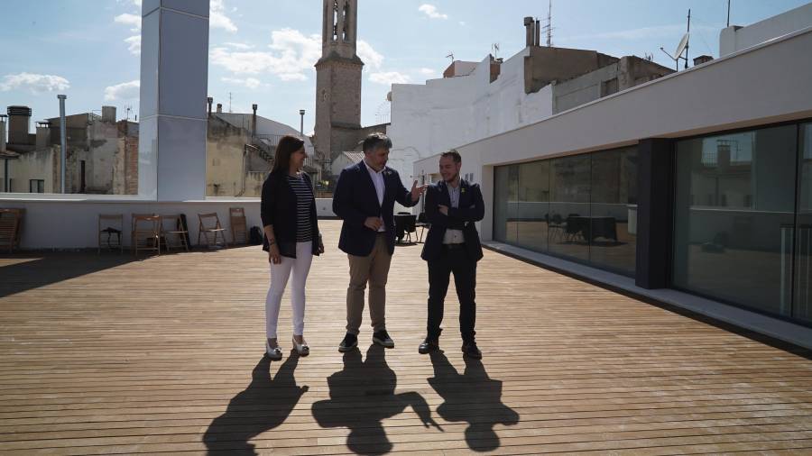 Regidors i l’alcalde Albert Batet al terrat del futur Museu Casteller. FOTO: alba tudó