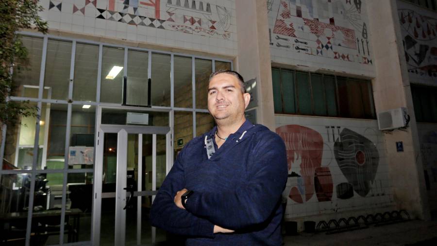 Imagen de Gabriel Triviño delante del Institut Pere Martell donde realizó la FP Dual de Mecatrónica Industrial. FOTO: Lluís Milián