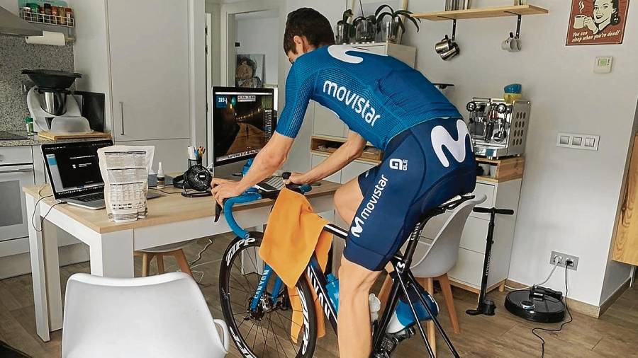 El ciclista de Alcanar Edu Prades, entrenando en su casa en Andorra, donde se encuentra confinado. Foto: Cedida