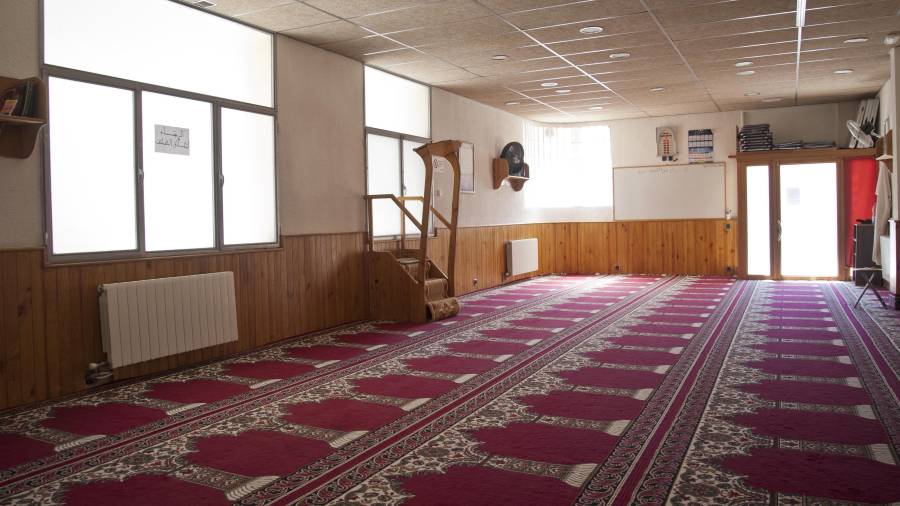 Vista del interior de la mezquita Islámica Annour de Ripoll, en la cual el imán Abdelbaki Es Satty, presuntamente implicado en los atentados de Cataluña, guiaba las oraciones. EFE/Robin Townsend