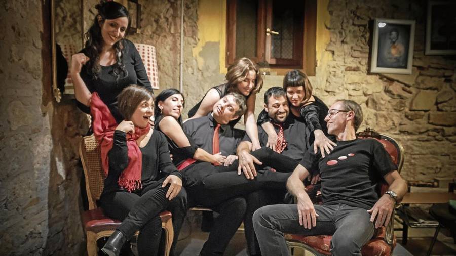 Los ocho actores de la función ‘Entrellençols’. Foto: Elena Gavaldà