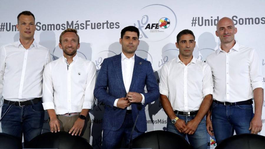 El presidente de la Asociación de Futbolistas de España (AFE), David Aganzo (c), con su equipo directivo durante la rueda de prensa que ha ofrecido hoy tras reunirse con los capitanes de Primera División