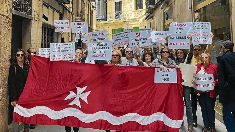 La manifestació va recórrer aquest dilluns al migdia els carrers de Tortosa fins a la delegació del Departament de Territori. FOTO: j. revillas