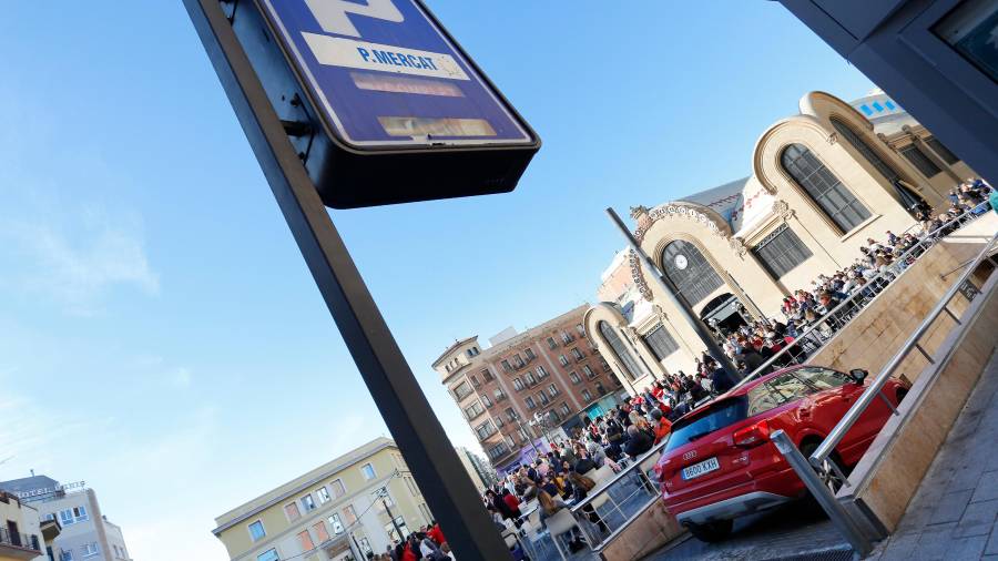 El parking de la Plaça Corsini cuenta con una capacidad para que estacionen un total de 324 vehículos. FOTO: PERE FERRÉ