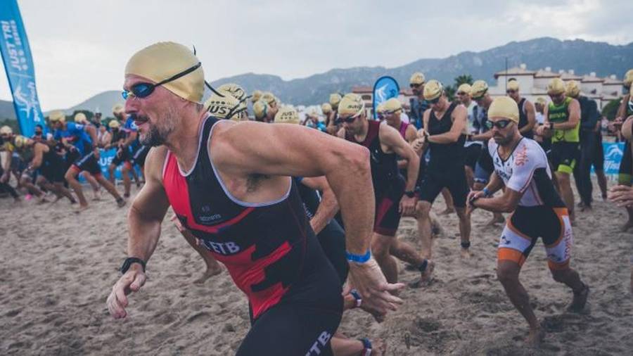 Imagen de los participantes en la prueba de triatlón de l'Hospitalet de l'Infant. Foto: Cedida