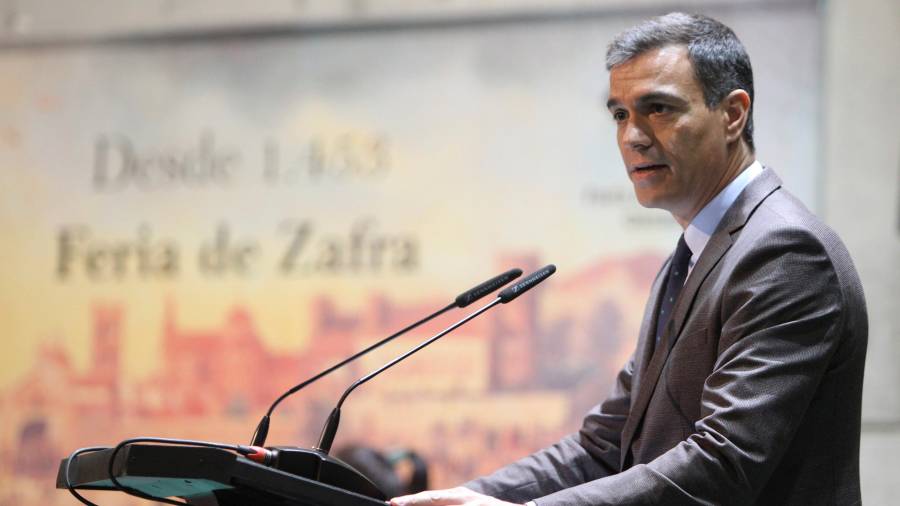 Sánchez, ayer durante su intervención en la Feria Ganadera de Zafra, en Badajoz. FOTO: EFE