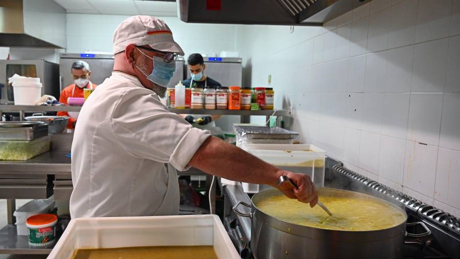 Los cocineros del comedor social de Reus preparando la comida para los usuarios que no tienen la posibilidad ni de cocinar. FOTO: ALFREDO GONZÁLEZ