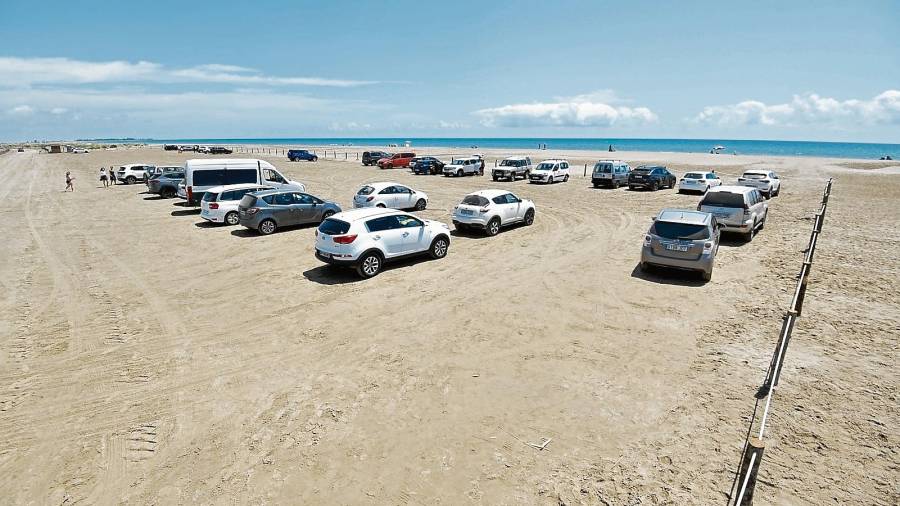 Detall d’un dels tres aparcaments habilitats a la platja del Trabucador. FOTO: J. Revillas