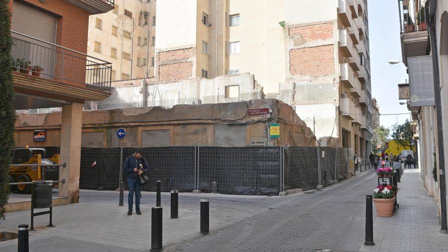 Imatge de l’edifici que s’està enderrocant per ordre de l’Ajuntament de Reus. FOTO: Alfredo González