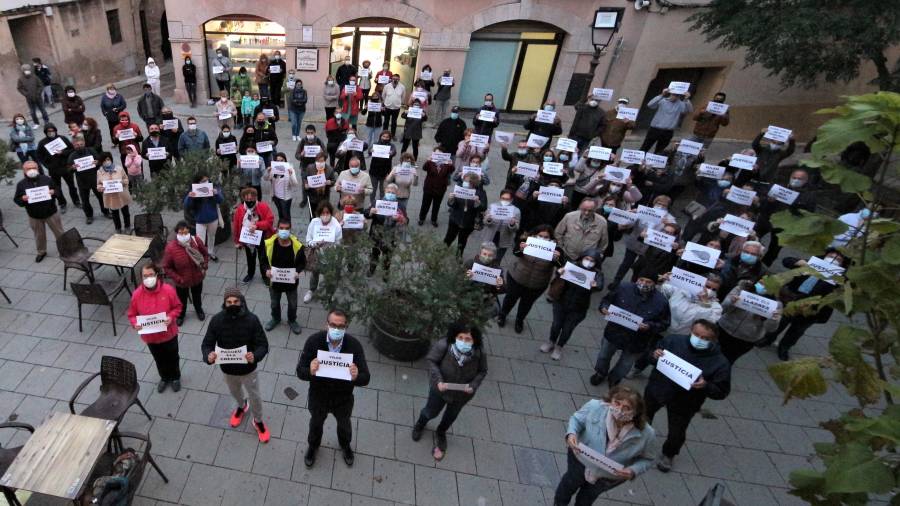 Concentració d’un centenar de persones a l’Aleixar en reclam de respostes jurídiques davant la fallida de la Cooperativa. FOTO: CEDIDA