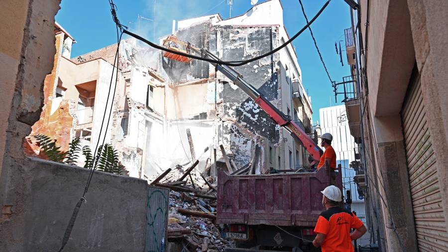 Operarios trabajando ayer por la mañana en la casa derrumbada en la calle Sant Antoni del barrio del Carme de Reus. FOTO: ALFREDO GONZÁLEZ