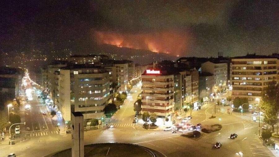 Esta es la imagen que veía Roger Bonet desde su residencia en Vigo con el fuego azotando la ciudad. foto: Roger Bonet