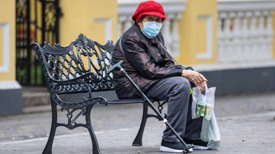 Una mujer se protege del coronavirus con una mascarilla en la ciudad china de Guangzhou. FOTO: EFE