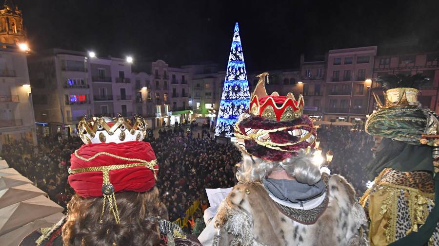 Los Reyes Magos en el balcón del Ayuntamiento. FOTO: Alfredo González