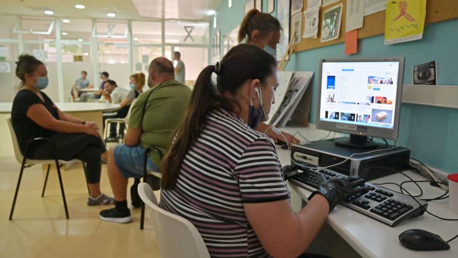 Usuarios de La Illeta, en las instalaciones del centro, donde se les ofrece aseo, comida, actividades, así como acceso a internet. FOTO: ALFREDO GONZÁLEZ
