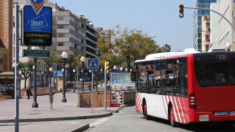 Tanto los aparcamientos municipales como la EMT llegan a perder unos 80.000 euros semanales con el actual confinamiento. FOTO: PERE FERRÉ