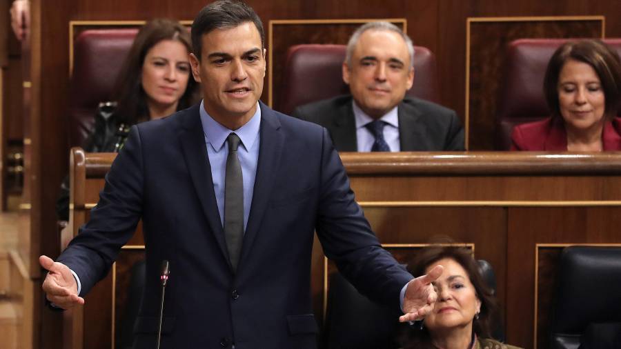 El presidente del Gobierno, Pedro Sánchez ,responde al presidente del Partido Popular, Pablo Casado, durante la sesión de control al Ejecutivo. FOTO: EFE