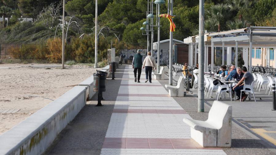 Los vecinos piden una transformación del paseo marítimo de la playa de La Móra. FOTO: PERE FERRÉ