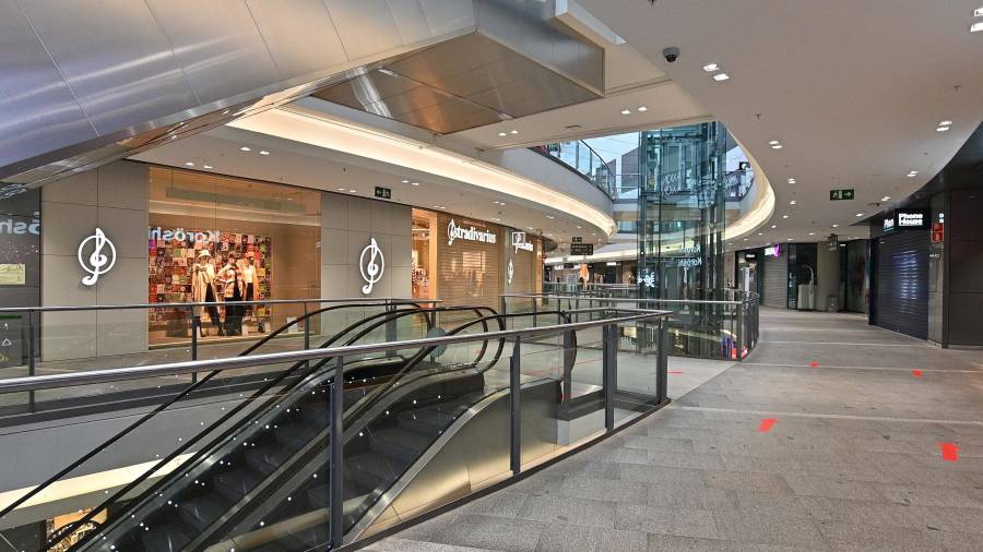 Imagen de archivo del interior de La Fira Centre Comercial de Reus, con sus tiendas cerradas. A partir de lunes abren. FOTO: ALFREDO GONZÁLEZ