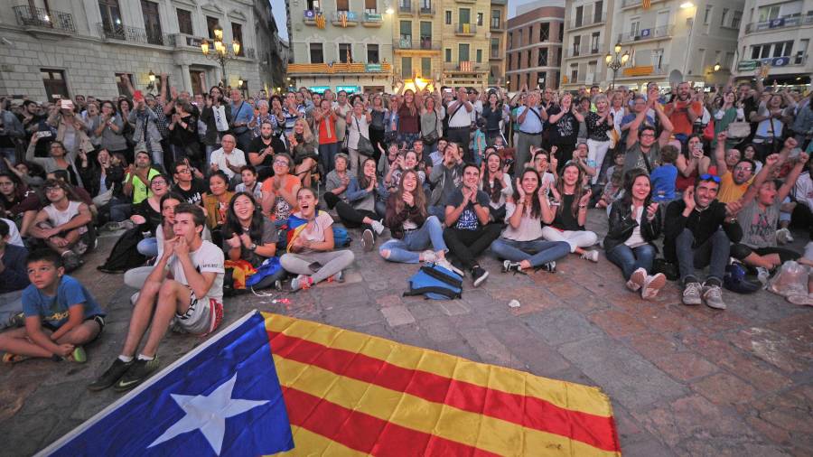 Cientos de reusenses han seguido en directo el discurso de Puigdemont desde la plaza Mercadal. Foto: A. González