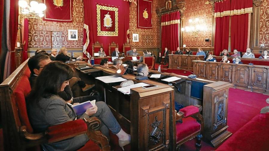 Imagen de archivo de un pleno municipal del Ayuntamiento de Tarragona de enero de 2020, antes de la pandemia de la Covid. FOTO: PERE FERRÉ